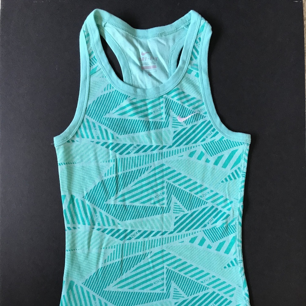 NIKE Fitted Dri-Fit Graphic Tank Top
